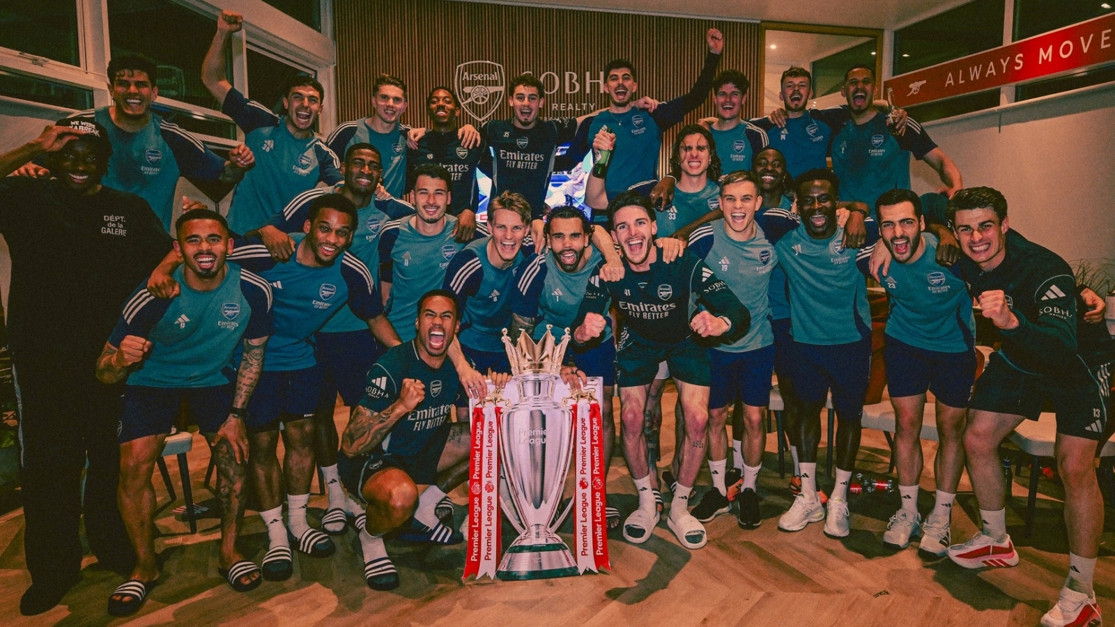 Cầu thủ và CĐV Arsenal mở hội ăn mừng chức vô địch Ngoại hạng Anh