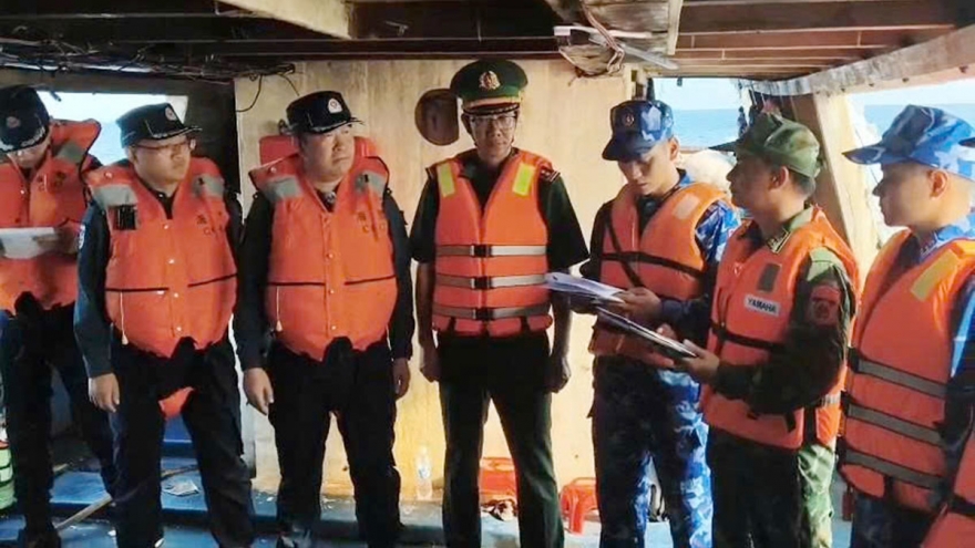 Bộ đội Biên phòng Hải Phòng bàn giao 10 ngư dân gặp nạn cho phía Trung Quốc