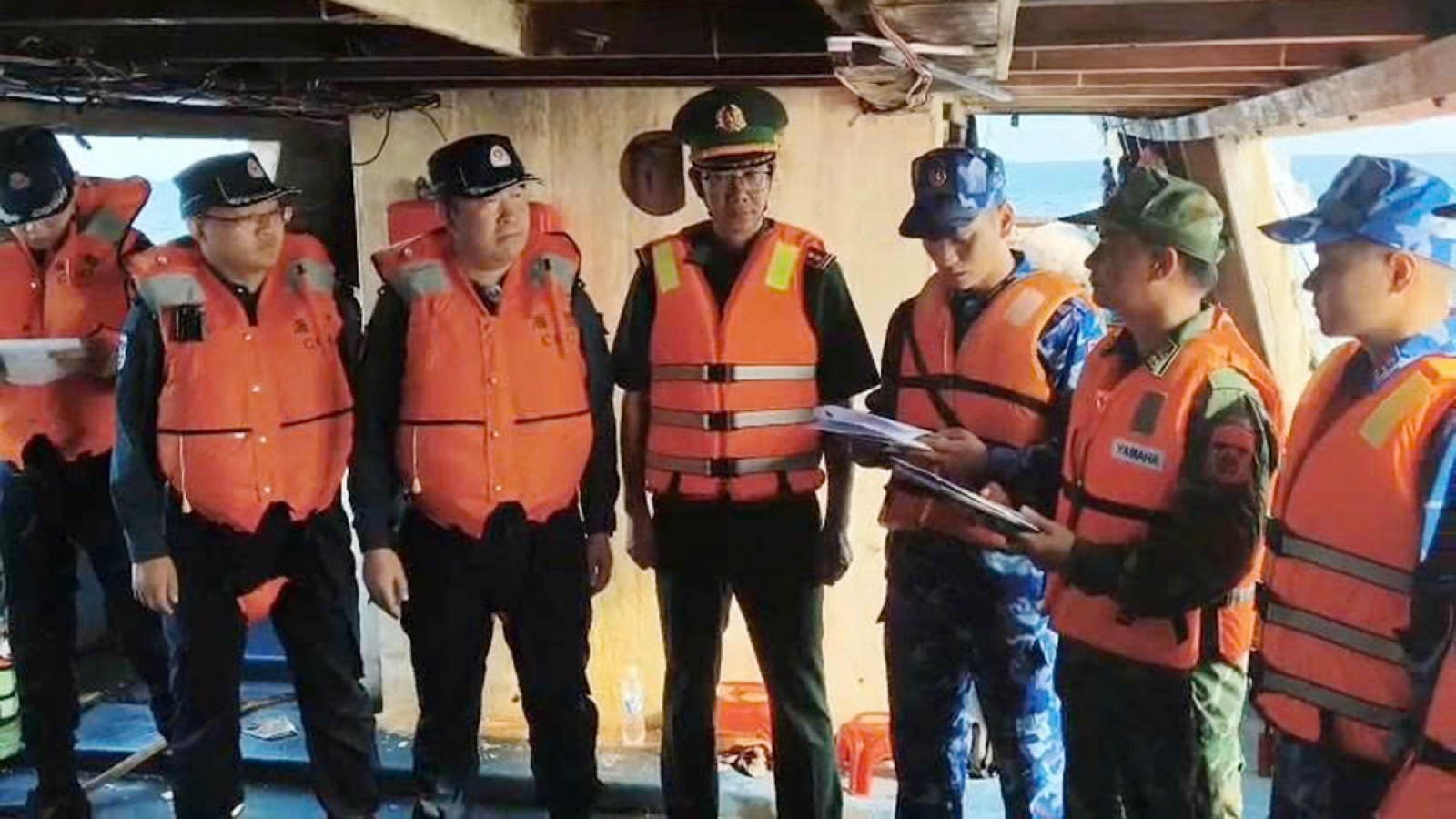 Bộ đội Biên phòng Hải Phòng bàn giao 10 ngư dân gặp nạn cho phía Trung Quốc