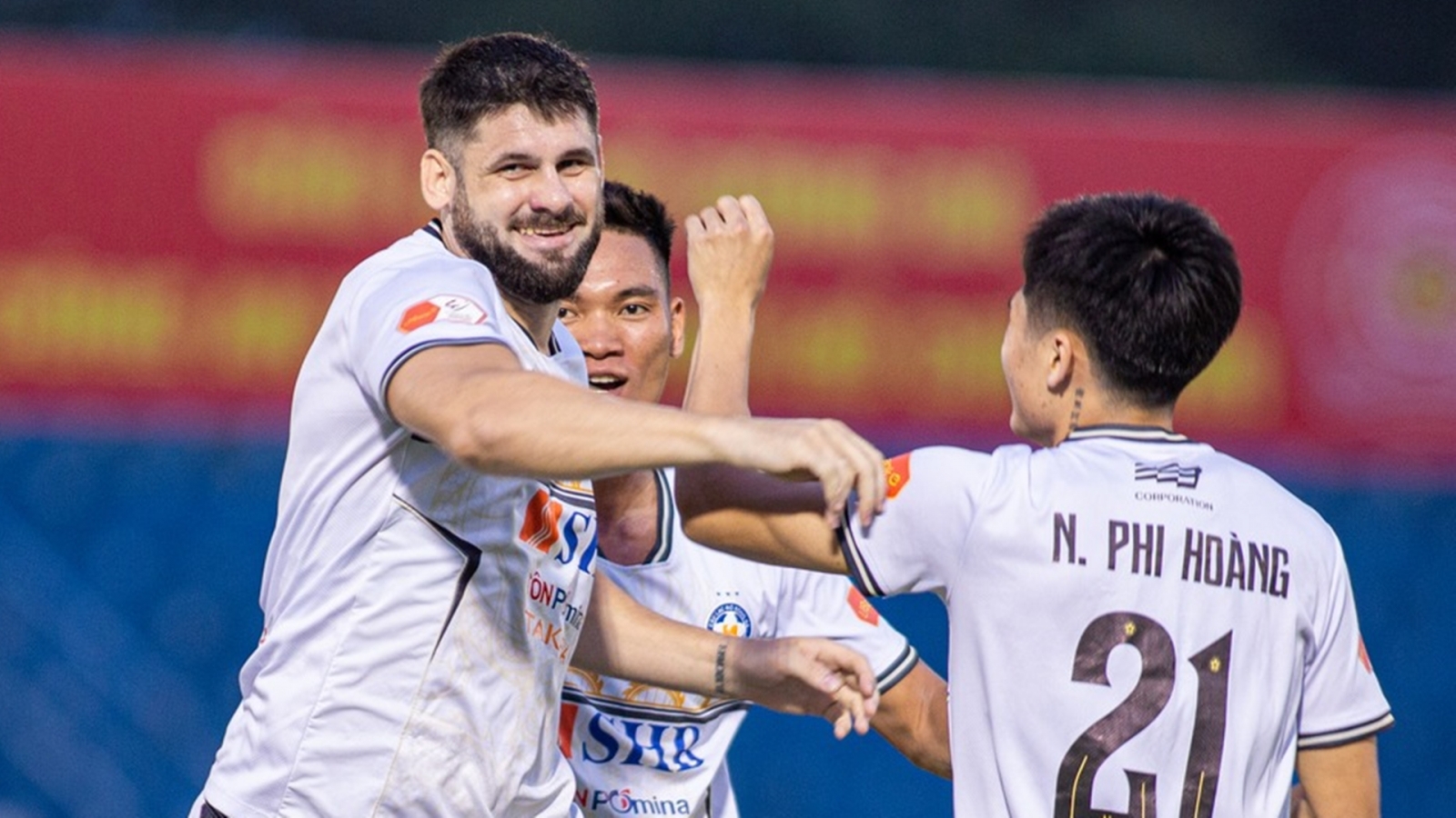 Bảng xếp hạng V-League mới nhất: Đà Nẵng tạm thoát cảnh "đội sổ"