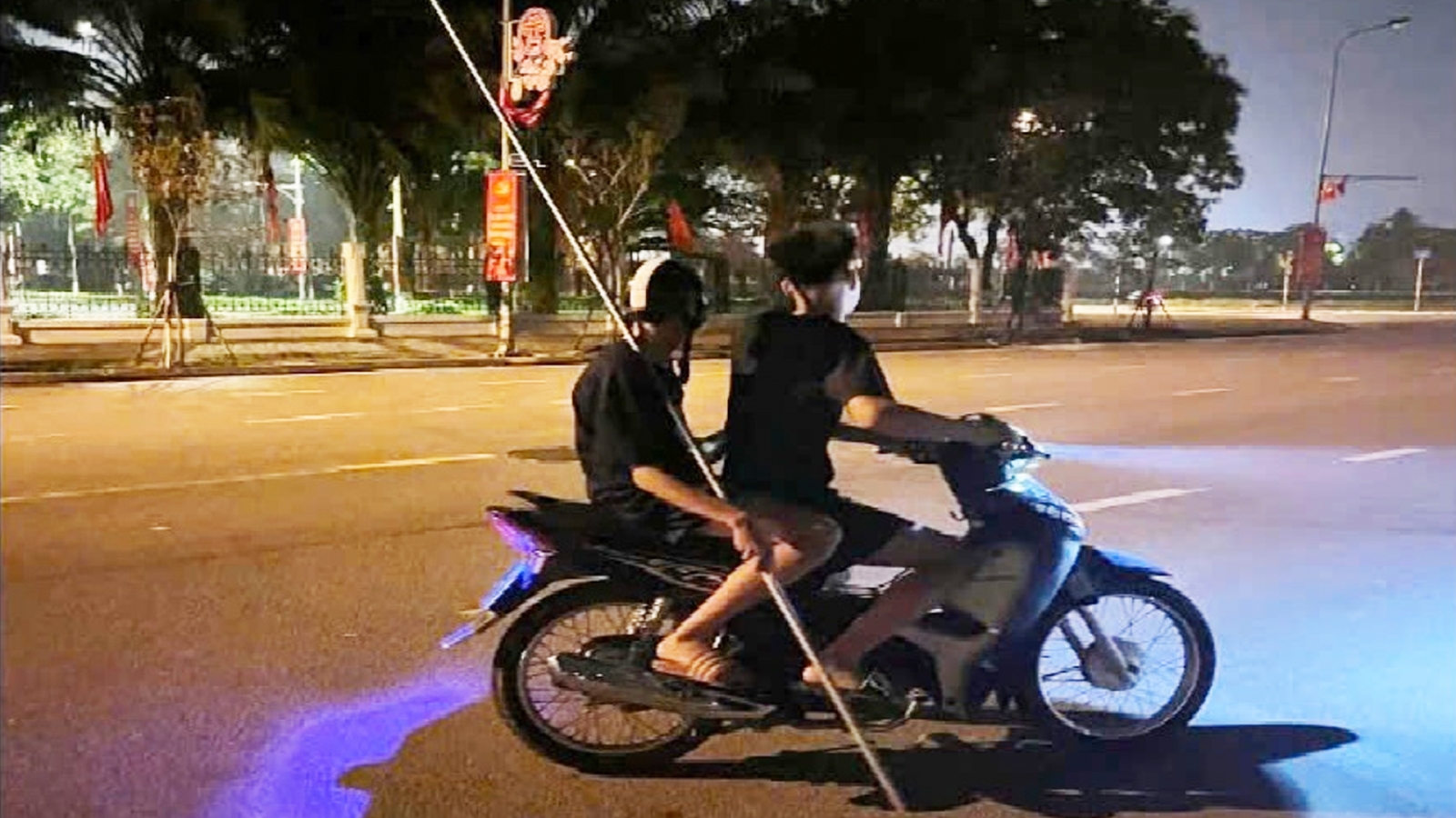 Bắt giữ nhóm thanh thiếu niên mang hung khí gây rối trật tự công cộng ở Hà Nội