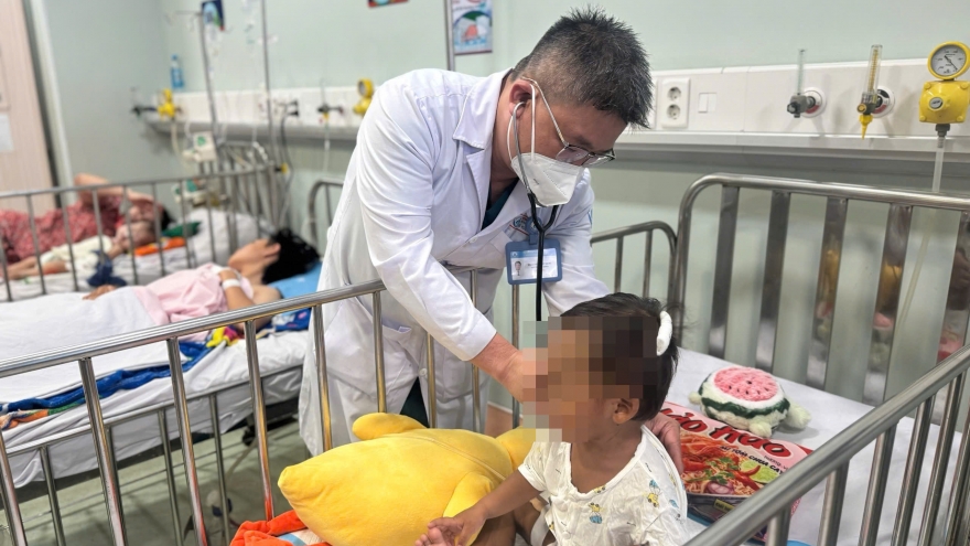 Bé 2 tuổi bị bạo hành đã qua nguy kịch, sức khỏe dần ổn định