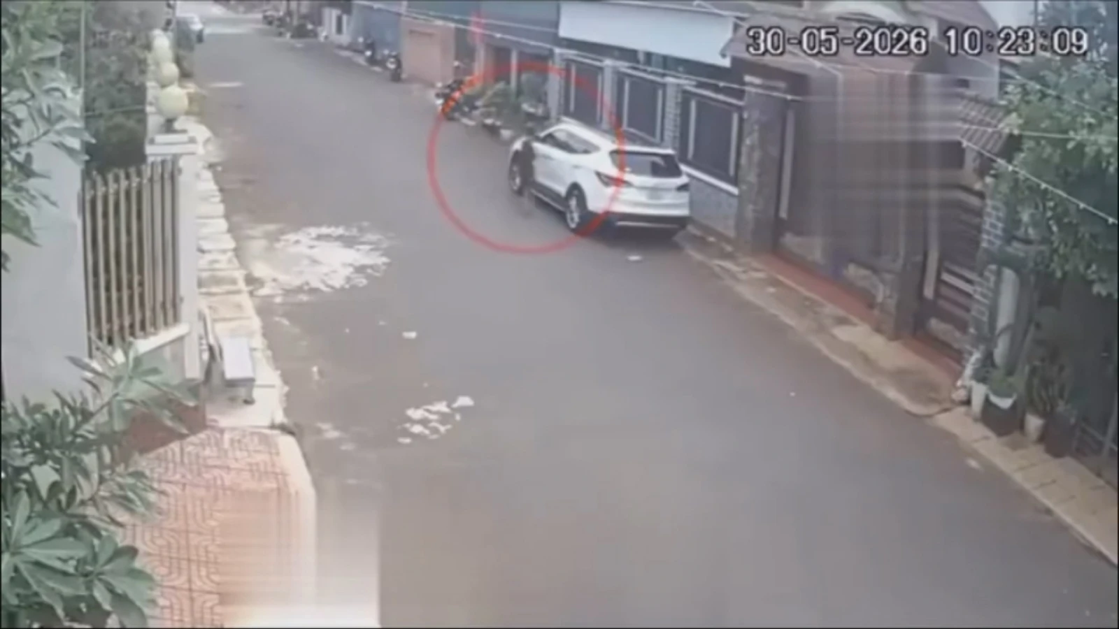 Chủ quan để chìa khóa trên xe, ô tô bị bé 12 tuổi lái đi gây thót tim