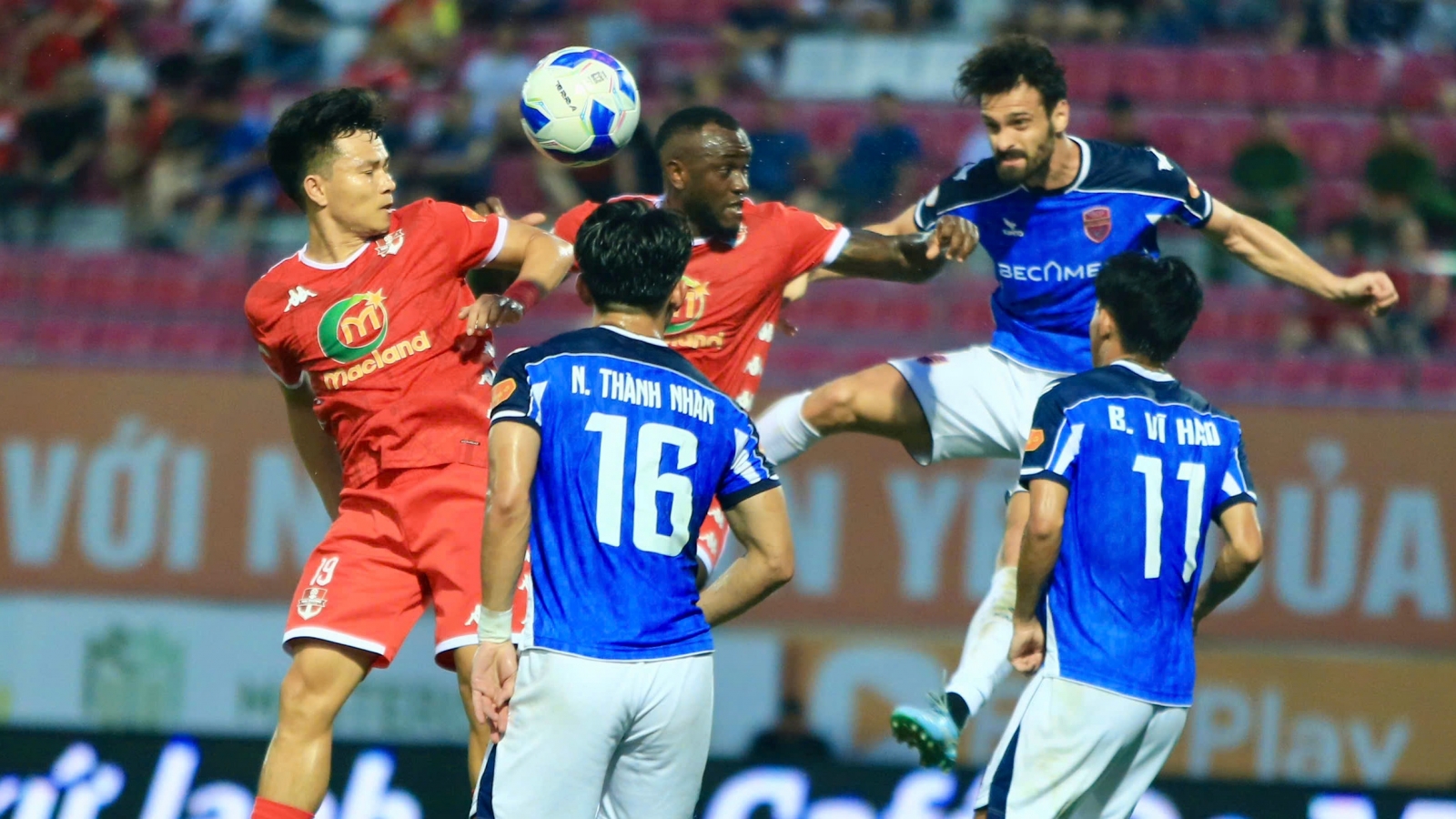 Bất ngờ cái tên rơi vào vòng xoáy trụ hạng V-League 2025/2026