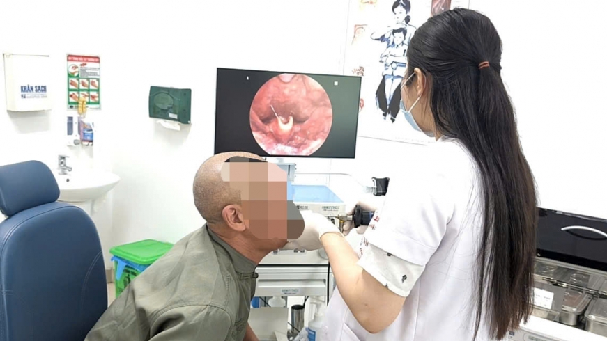 Suýt tắc đường thở vì thói quen nhai đá lạnh giải nhiệt