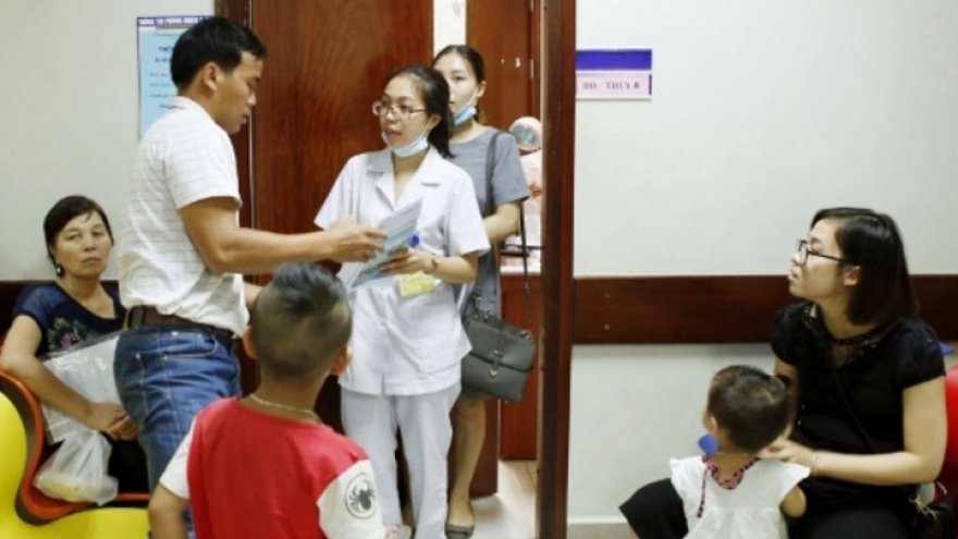 Con ốm, cả bố và mẹ cùng được nghỉ chăm và hưởng Bảo hiểm xã hội