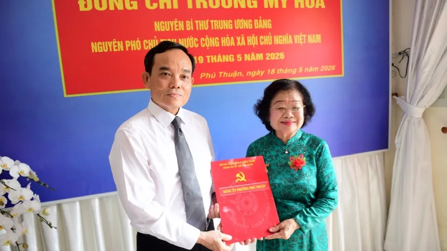 Nguyên Phó Chủ tịch nước Trương Mỹ Hoa nhận Huy hiệu 65 năm tuổi Đảng