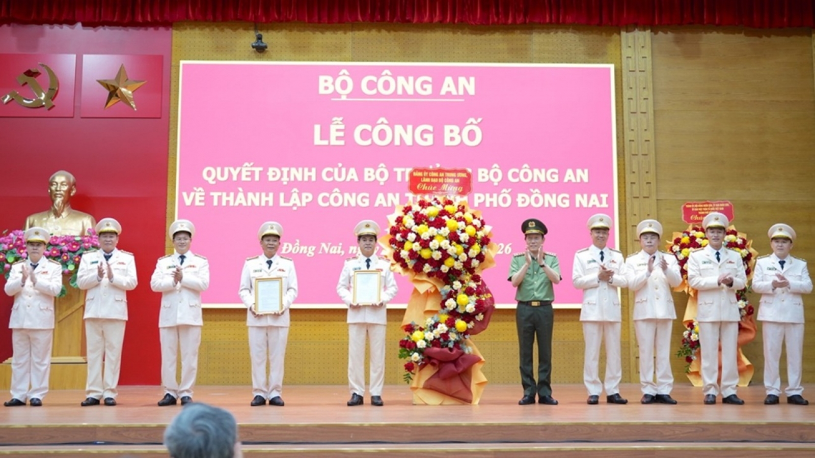 Bộ trưởng Lương Tam Quang dự lễ công bố thành lập Công an thành phố Đồng Nai