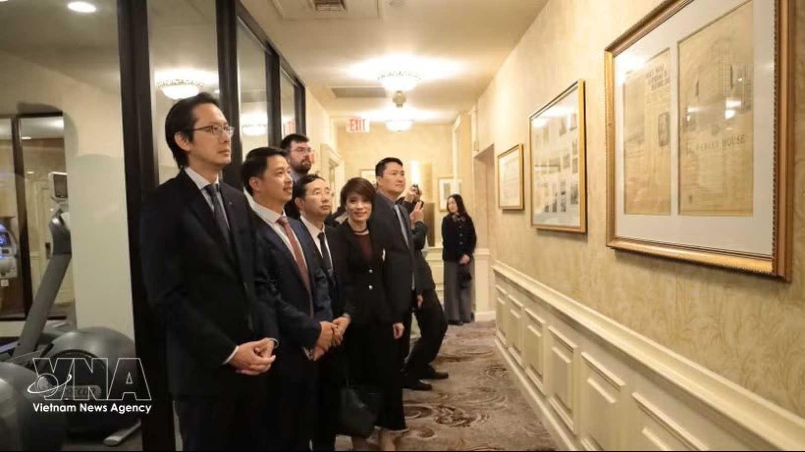 Vietnamese diplomats visit late President Ho Chi Minh’s workplace in Boston