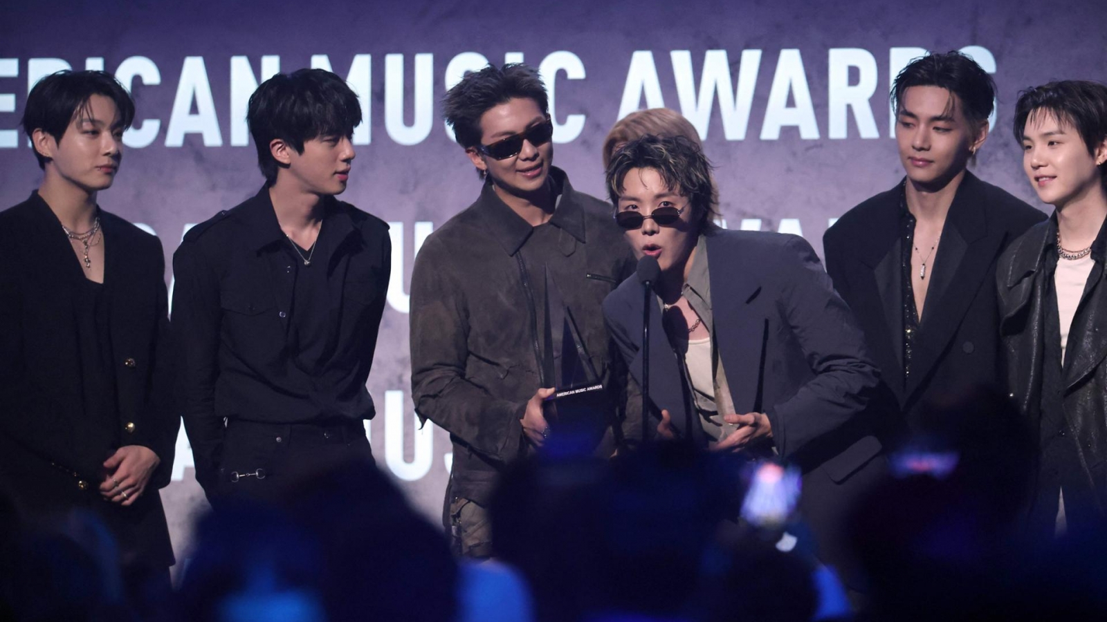 BTS vượt Taylor Swift và Bruno Mars, thắng lớn tại AMAs 2026