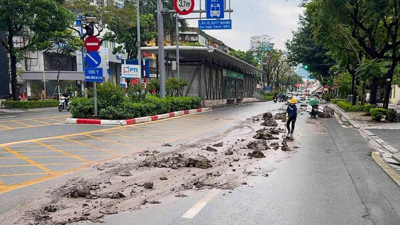 CSGT Hà Nội phạt tài xế xe tải làm rơi vãi bùn đất trên đường Láng
