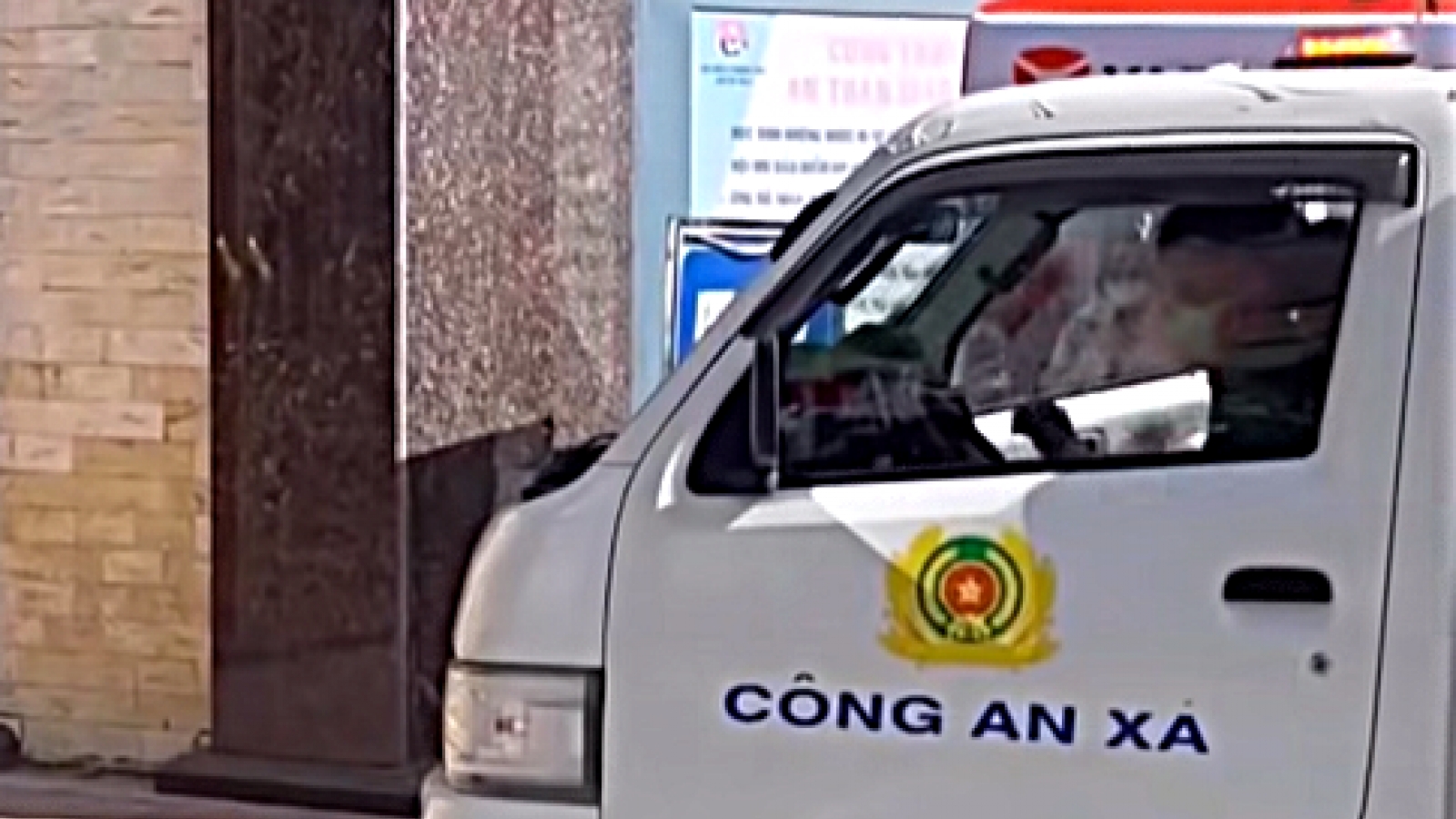Công an xã dùng ô tô chở thí sinh ngủ quên tới điểm thi vào lớp 10 ở Nghệ An