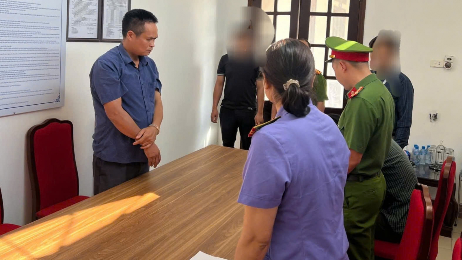 Khởi tố cựu cán bộ địa chính xã lừa "chạy" sổ đỏ, chiếm đoạt 250 triệu đồng