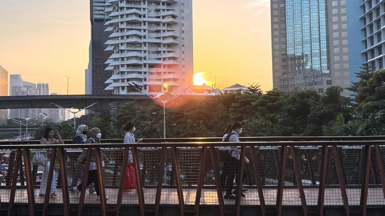 Indonesia kéo dài chính sách làm việc từ xa để ứng phó khủng hoảng năng lượng