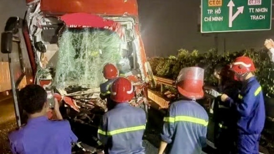 Va chạm xe đầu kéo trên cao tốc ở Đồng Nai, tài xế xe khách tử vong