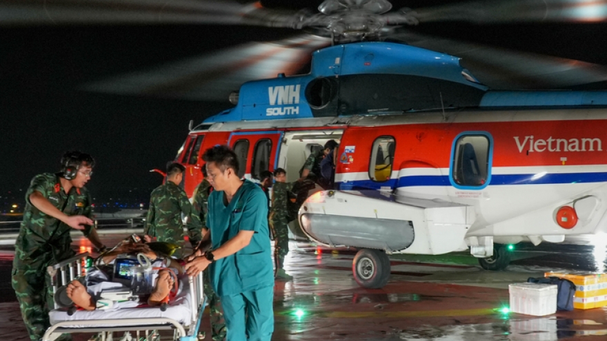 Trực thăng bay xuyên đêm đưa 2 bệnh nhân nguy kịch từ Trường Sa vào đất liền