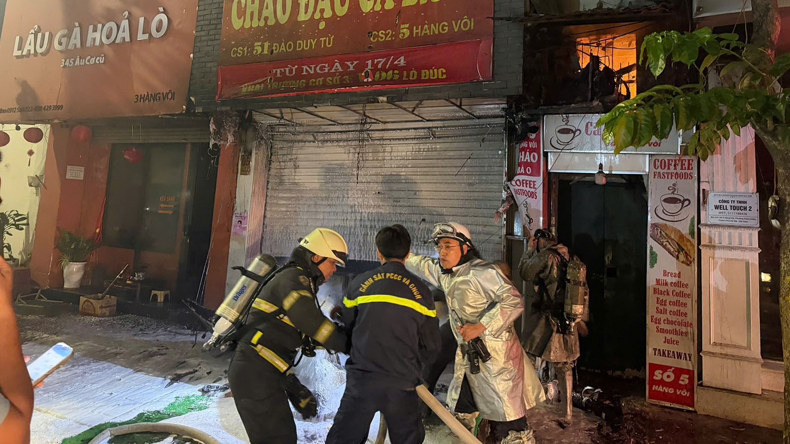 Giải cứu 4 người mắc kẹt trong vụ cháy cửa hàng cháo lúc nửa đêm ở phố cổ Hà Nội