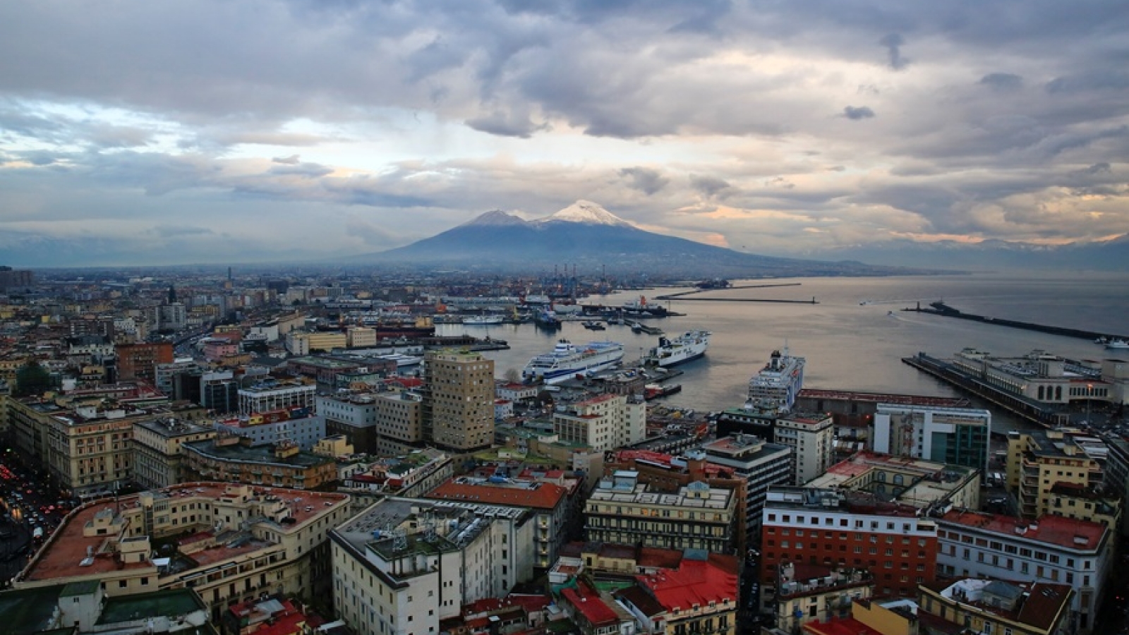 Động đất 4,4 độ làm rung chuyển vùng siêu núi lửa gần Napoli, Italy