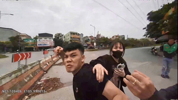 Bắt tạm giam thanh niên lao xe, tấn công cảnh sát giao thông ở Bắc Ninh