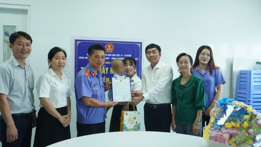 Bé trai 2 tuổi ở TP.HCM bị mẹ và người tình bạo hành dã man được ra viện