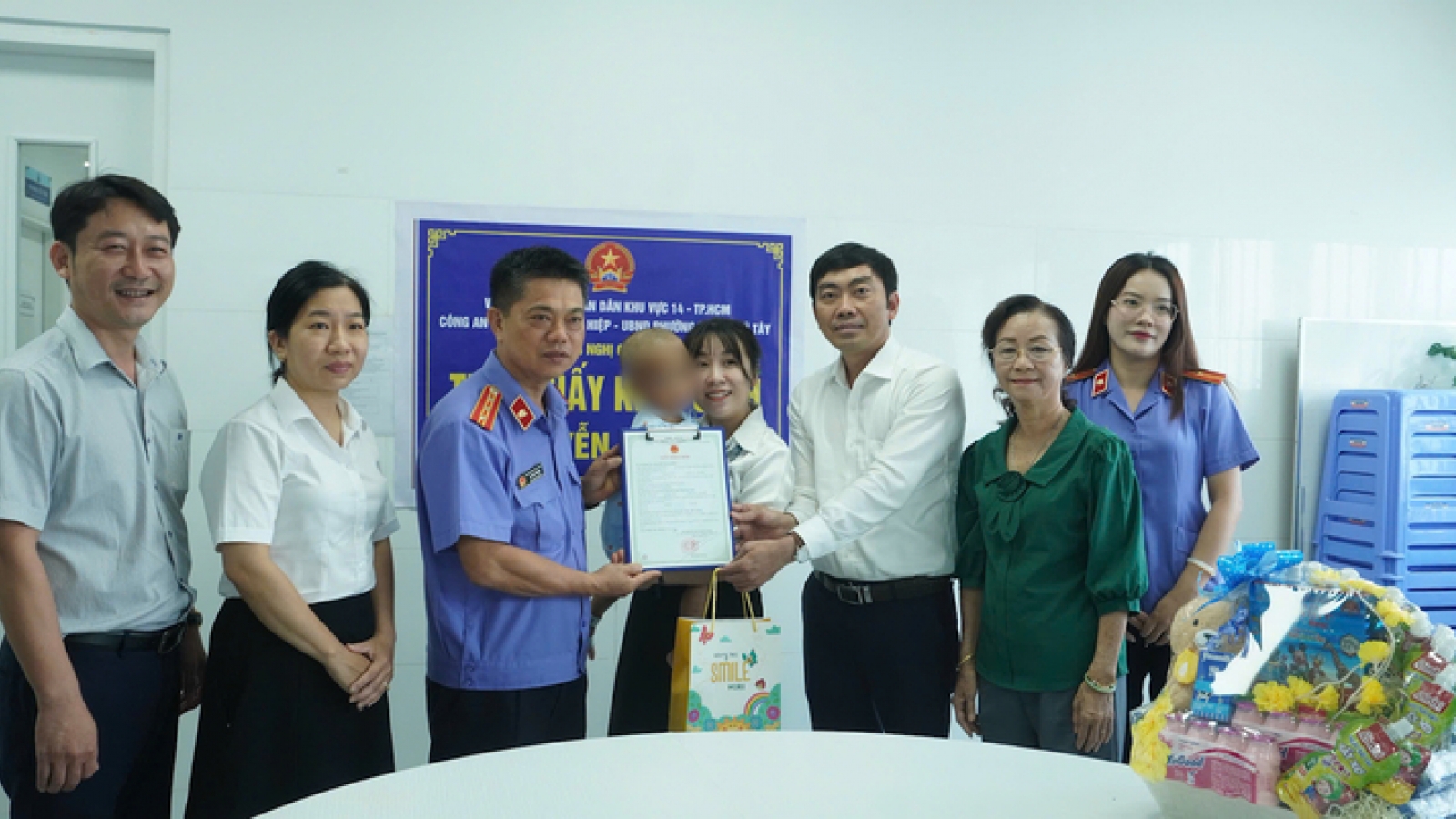 Bé trai 2 tuổi ở TP.HCM bị mẹ và người tình bạo hành dã man được ra viện