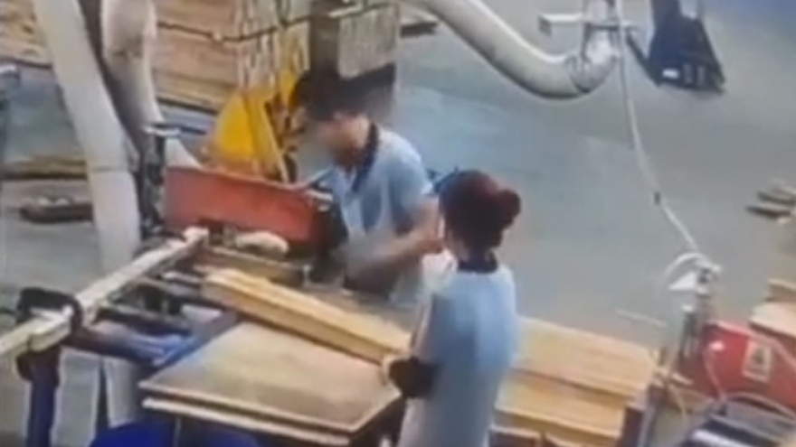 Nam công nhân ở TP.HCM bị máy cắt đứt lìa 4 ngón tay khi đang làm việc