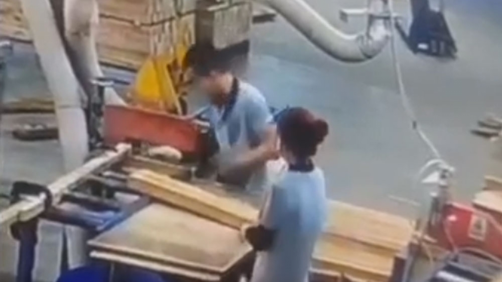 Nam công nhân ở TP.HCM bị máy cắt đứt lìa 4 ngón tay khi đang làm việc