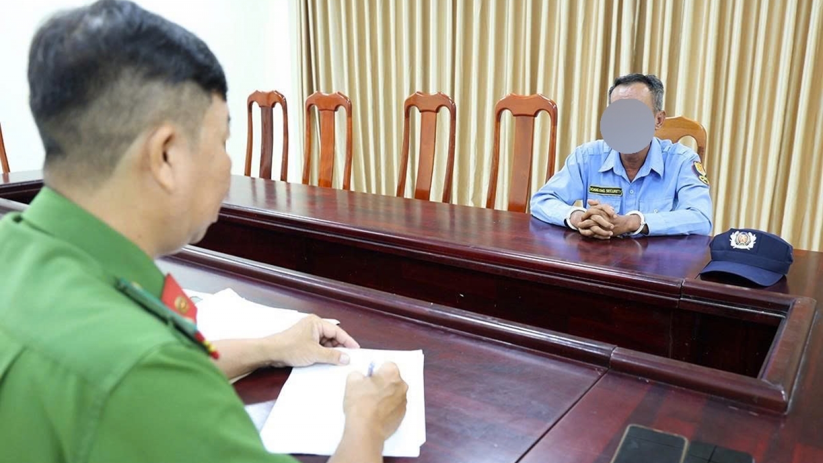 Tạm giữ hình sự đối tượng trộm điện thoại tại bệnh viện
