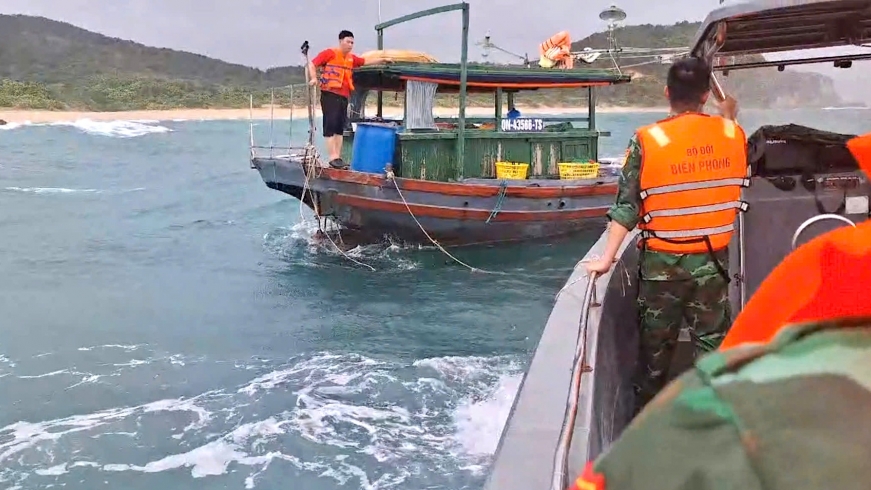 Lực lượng biên phòng cứu hộ 4 ngư dân trên vùng biển Cô Tô