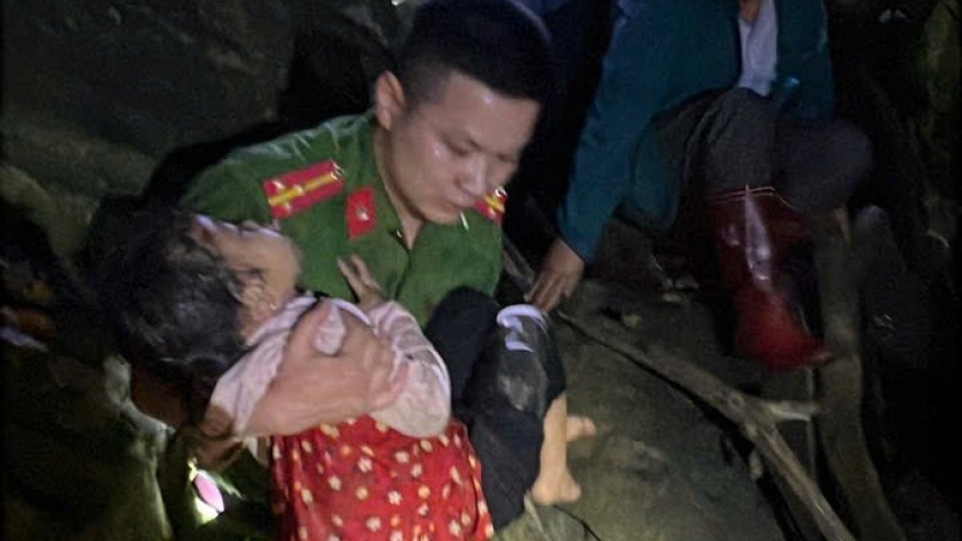 Cứu cháu bé bị lạc trong rừng lúc đêm tối tại Lạng Sơn