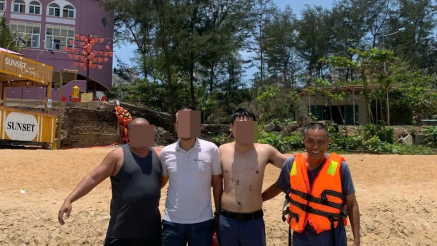 Cứu 4 du khách bị sóng biển cuốn tại bãi tắm Cửa Tùng, Quảng Trị
