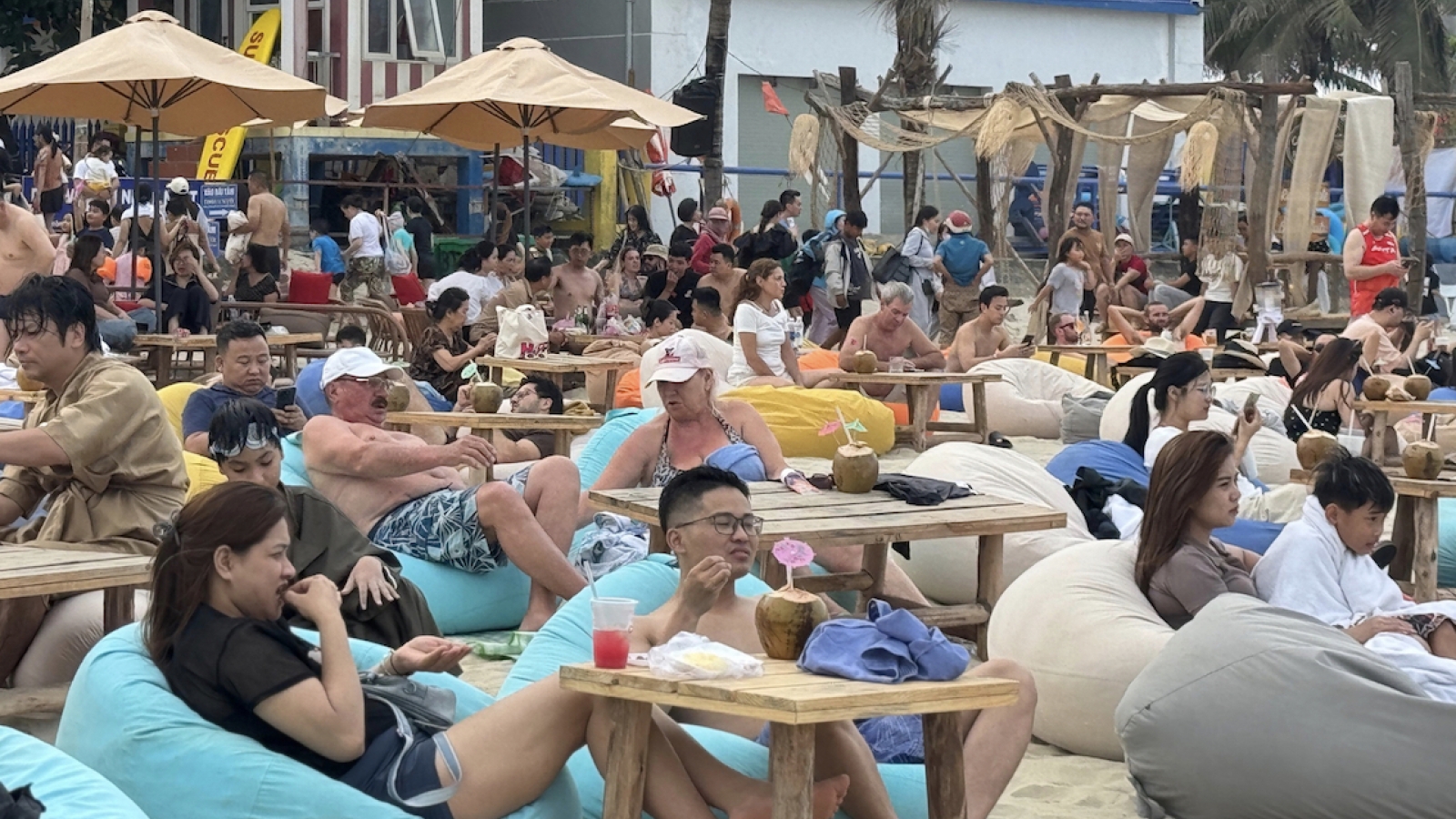 Tourist sites hit peak crowds during April 30–May 1 break