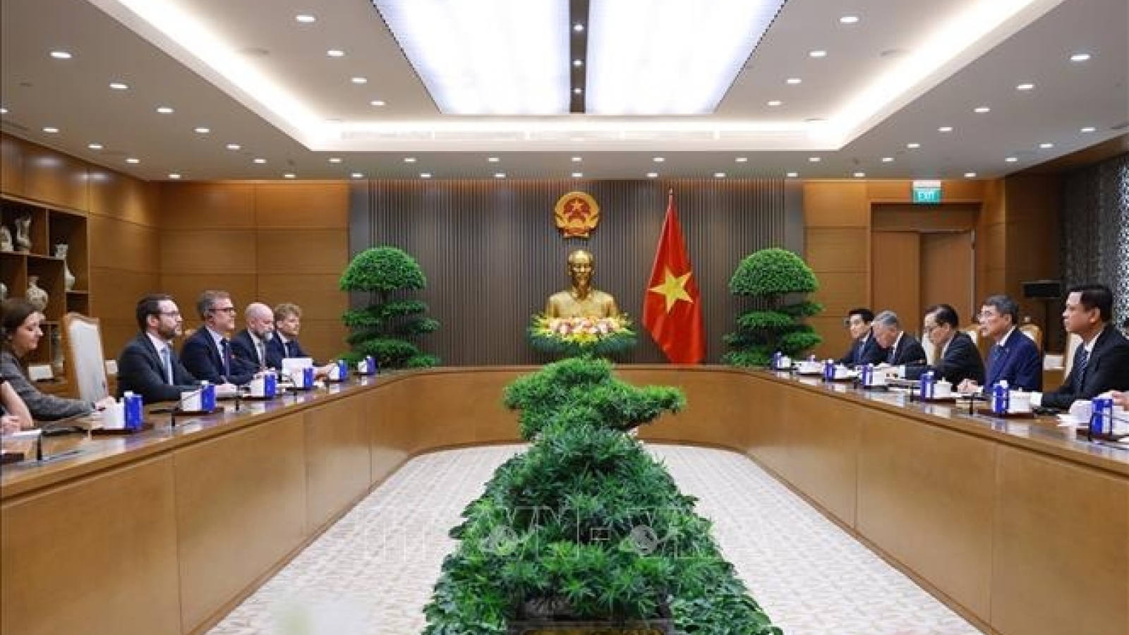 Thủ tướng Lê Minh Hưng tiếp Đại sứ Anh tại Việt Nam Iain Frew