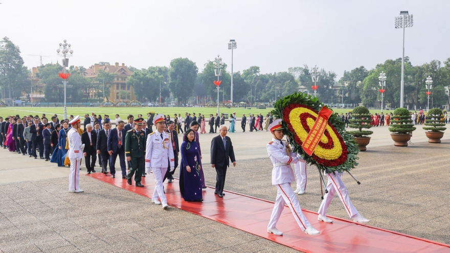 Đoàn đại biểu dự Đại hội XI của MTTQ Việt Nam vào Lăng viếng Chủ tịch Hồ Chí Minh
