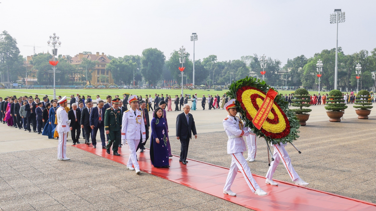 Đoàn đại biểu dự Đại hội XI của MTTQ Việt Nam vào Lăng viếng Chủ tịch Hồ Chí Minh