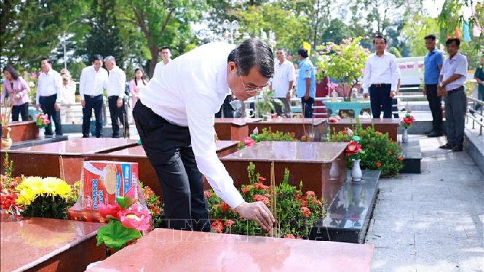 Thủ tướng dâng hương tưởng niệm các Anh hùng liệt sĩ tại Cần Thơ