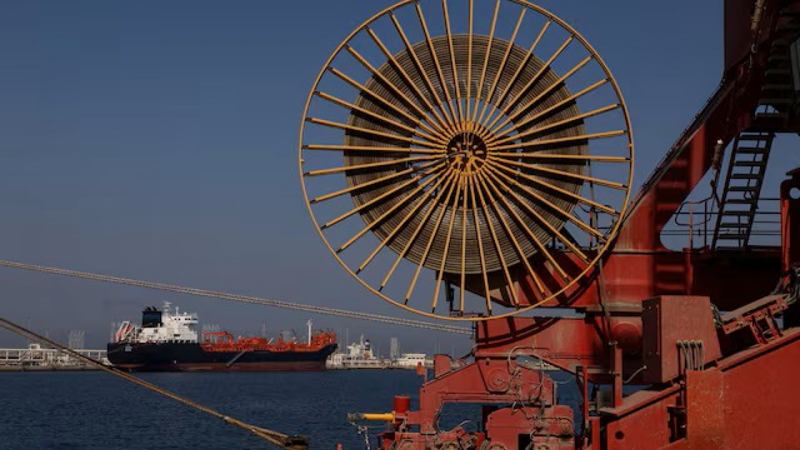 Giá xăng dầu hôm nay 24/5: Giá dầu neo cao vì lo ngại đàm phán Mỹ - Iran bế tắc