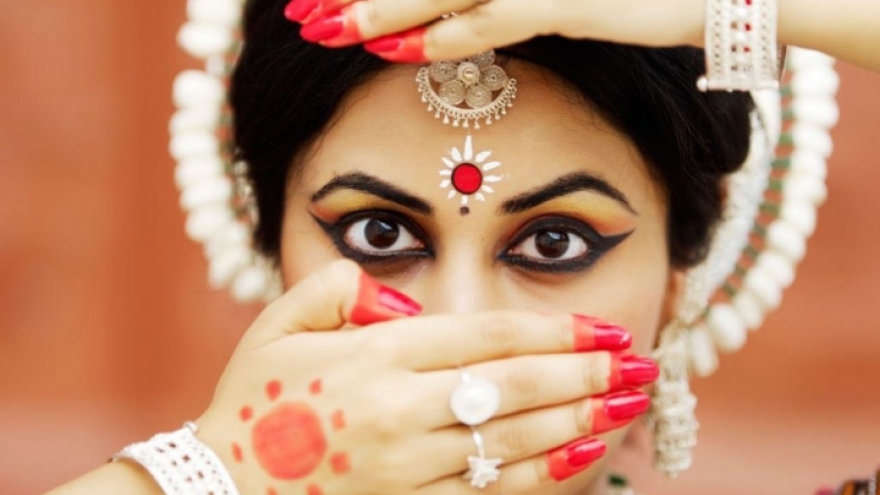 Bí ẩn dấu chấm đỏ Bindi trên trán phụ nữ Ấn Độ