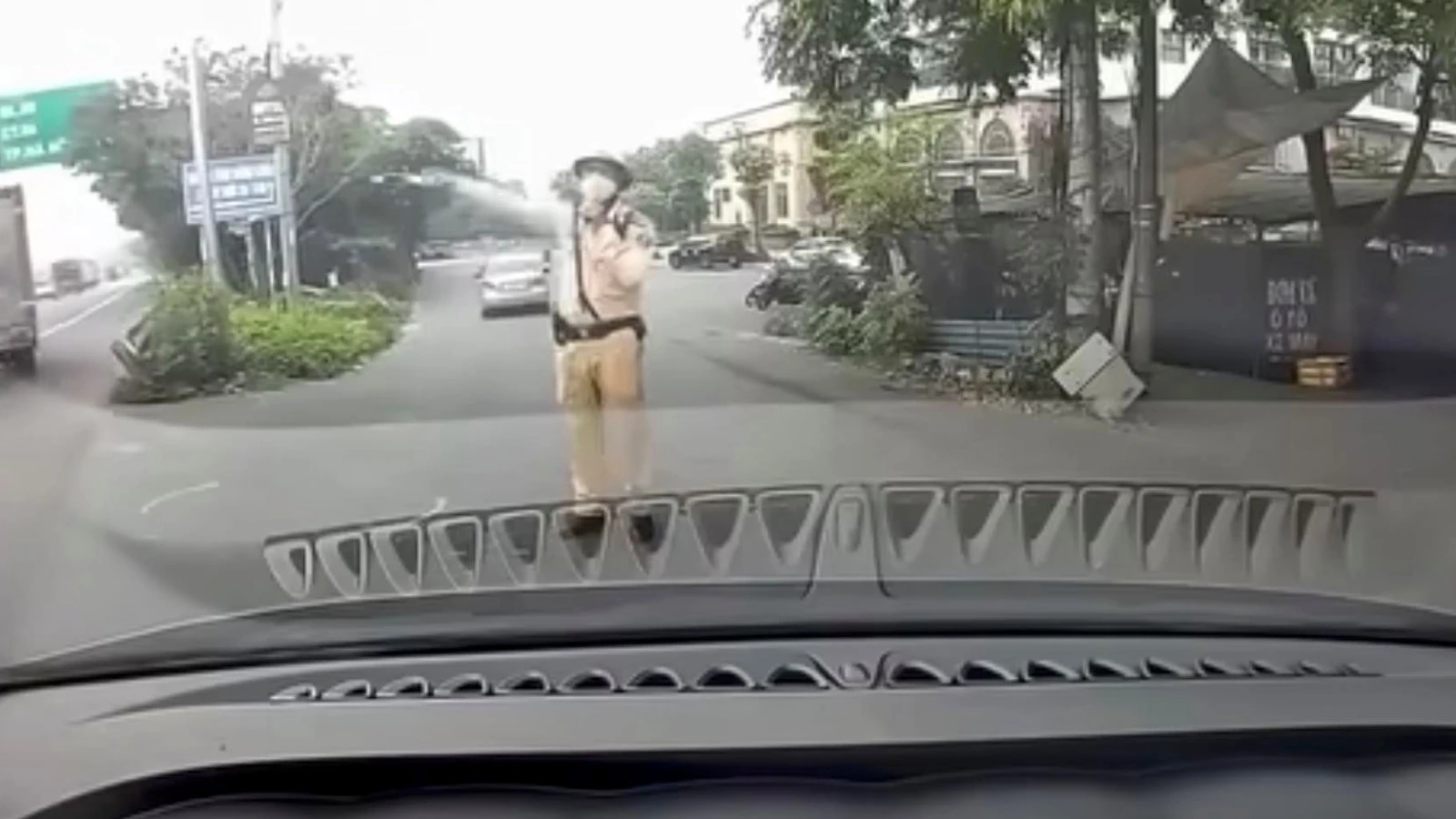 Xác minh, xử lý "thầy dạy lái ô tô" chỉ học viên đi sai làn, cãi CSGT ở Hà Nội
