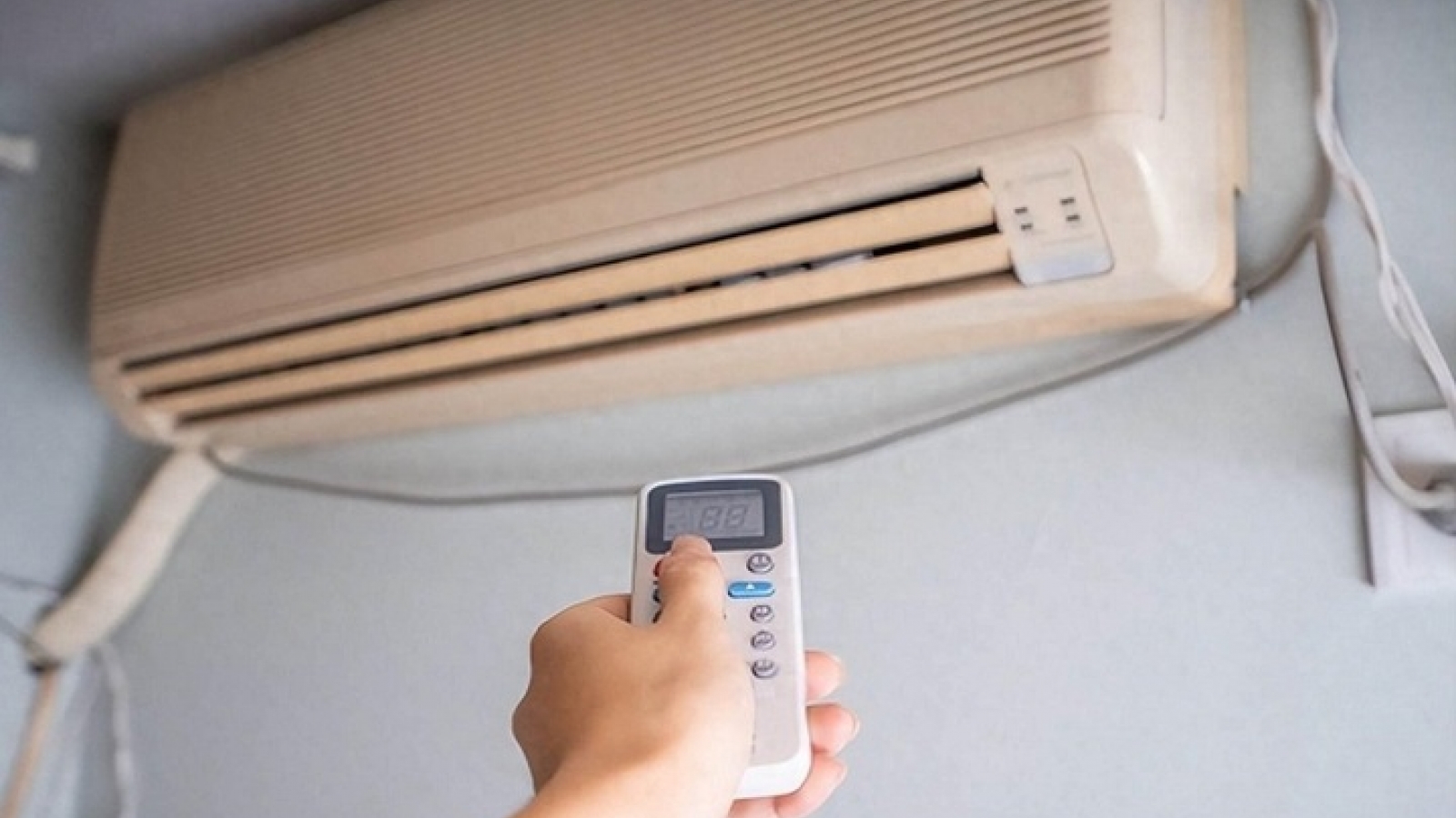 Người thông minh bật điều hoà vào mùa hè trong phòng luôn đặt 3 thứ này