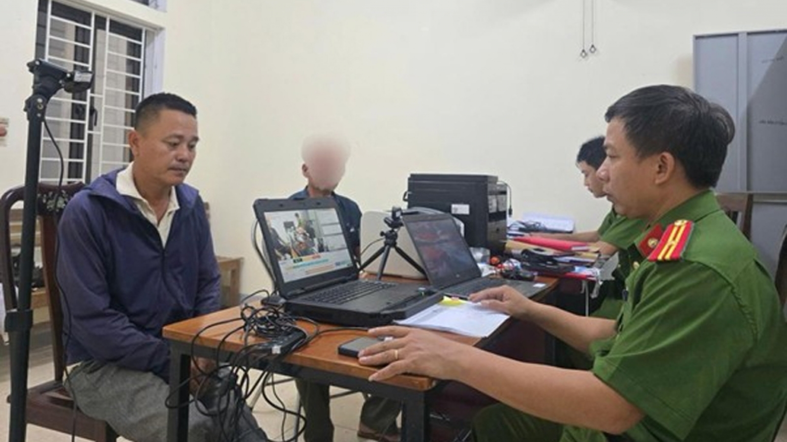 Bắt tạm giam người đàn ông đánh hàng xóm, gây tổn thương 38%