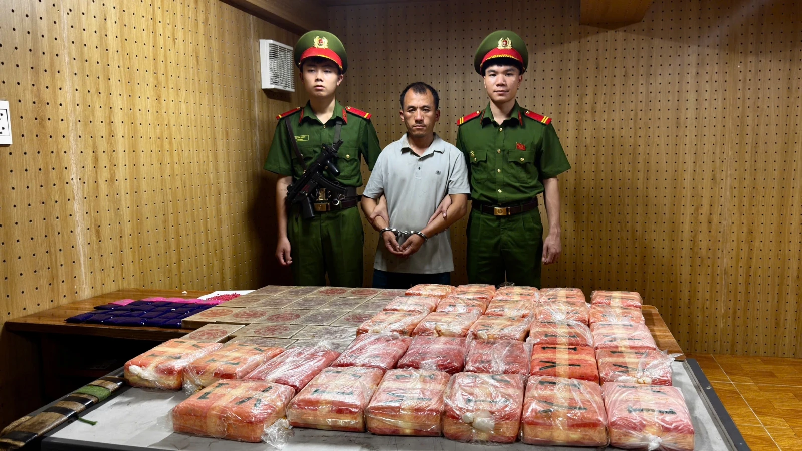 Bắt đối tượng vận chuyển hơn 23kg ma túy tại biên giới Sơn La