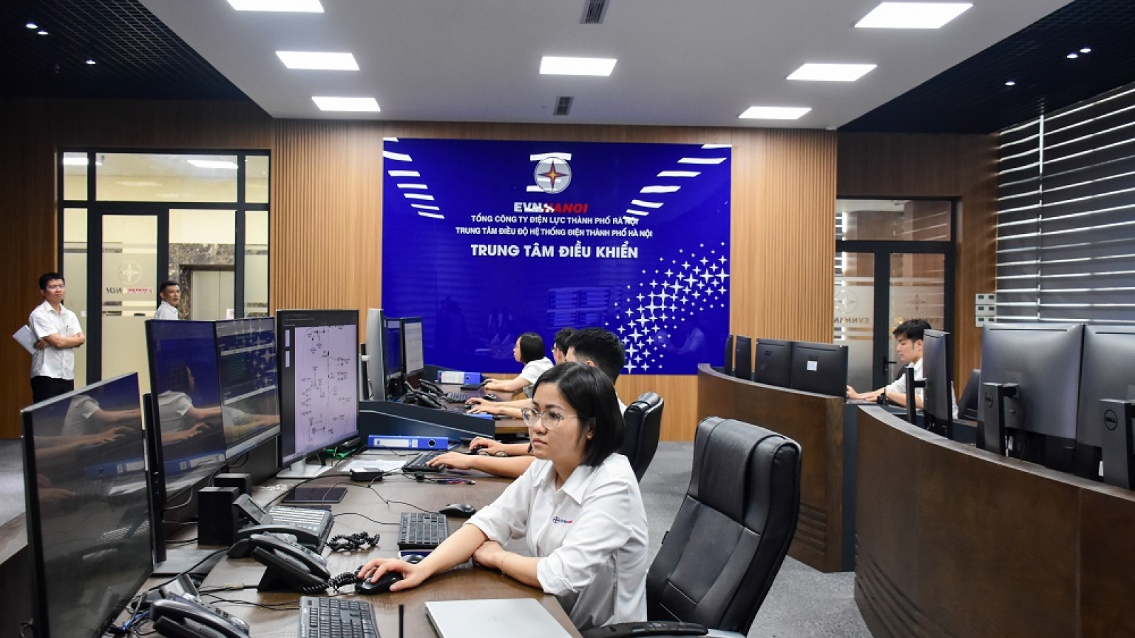 EVNHANOI nỗ lực bảo đảm nguồn điện phục vụ người dân Thủ đô trong ngày nắng nóng