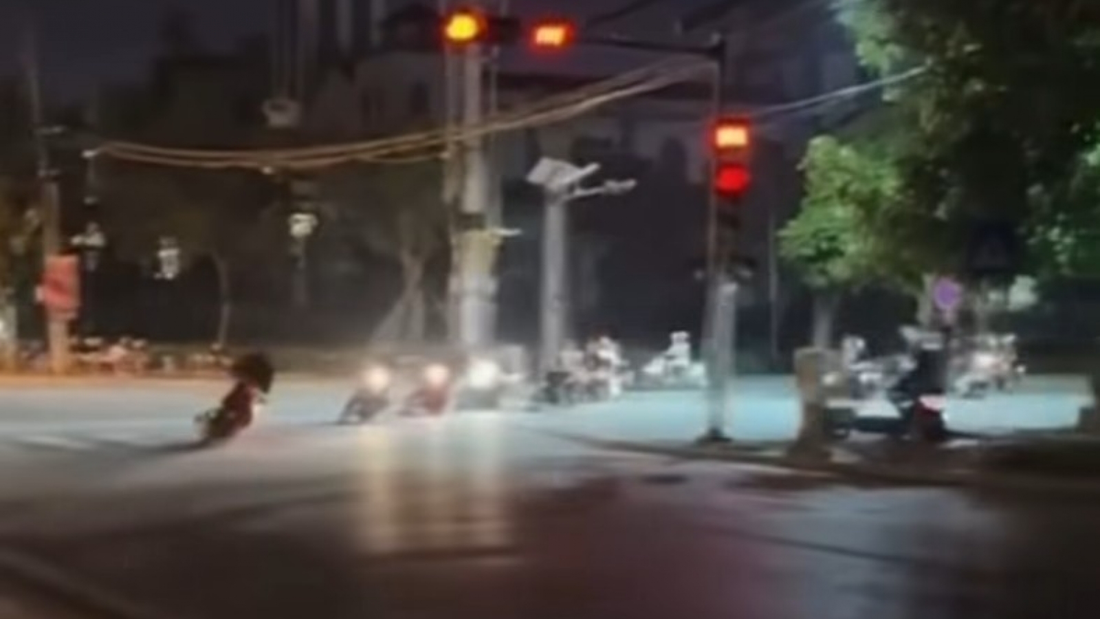 Xác định nhóm thanh thiếu niên lái xe gây náo loạn quanh hồ Vị Xuyên, Ninh Bình