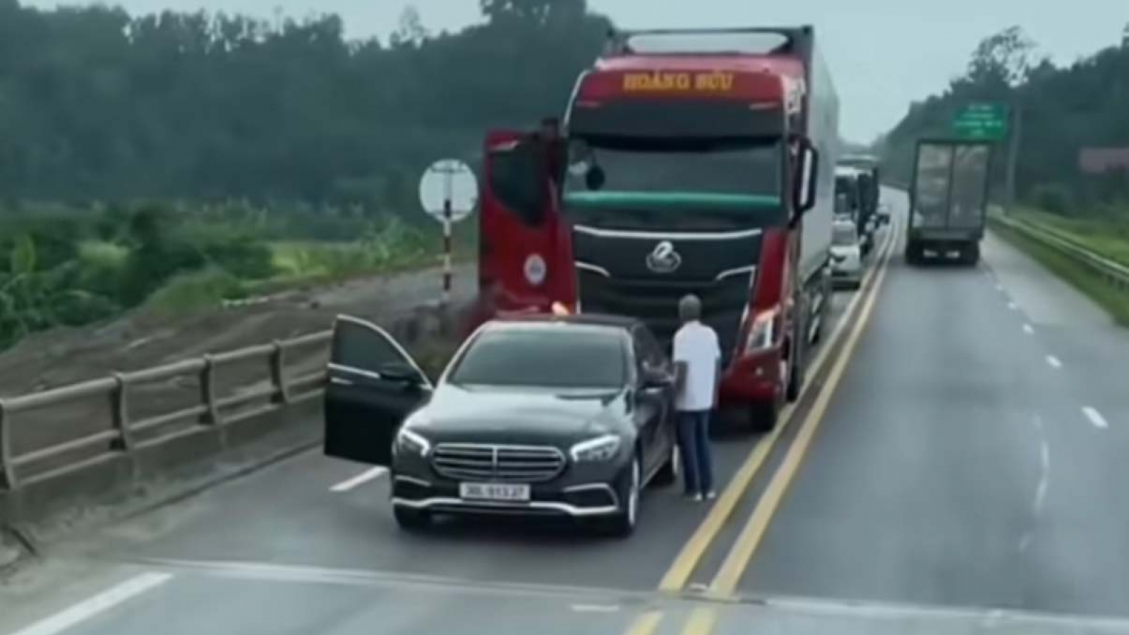 Bị nháy đèn xin vượt, tài xế dừng xe giữa cao tốc để tranh cãi, nhận cái kết đắng