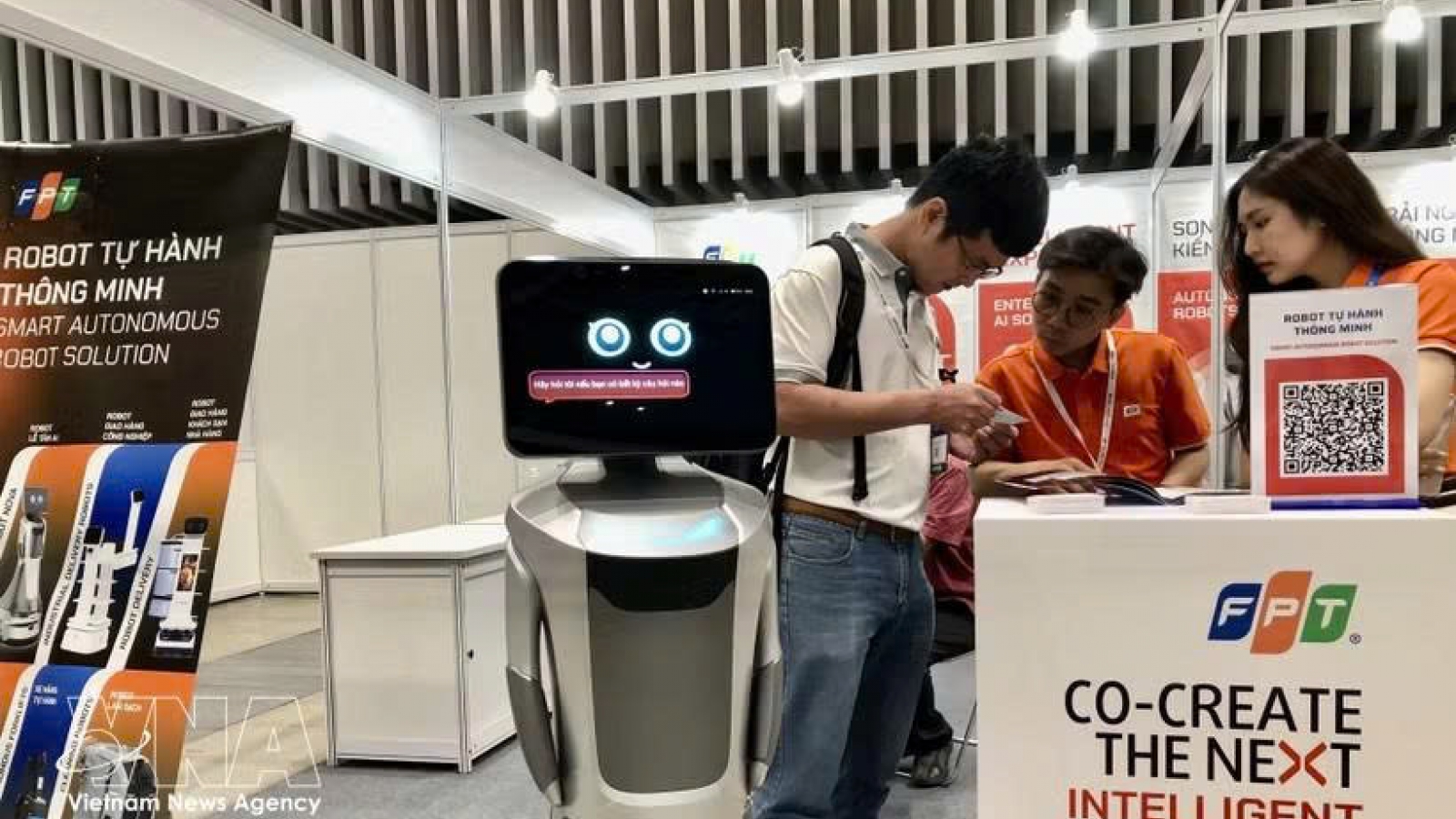 Over 300 firms join Vietnam smart electronics exhibition