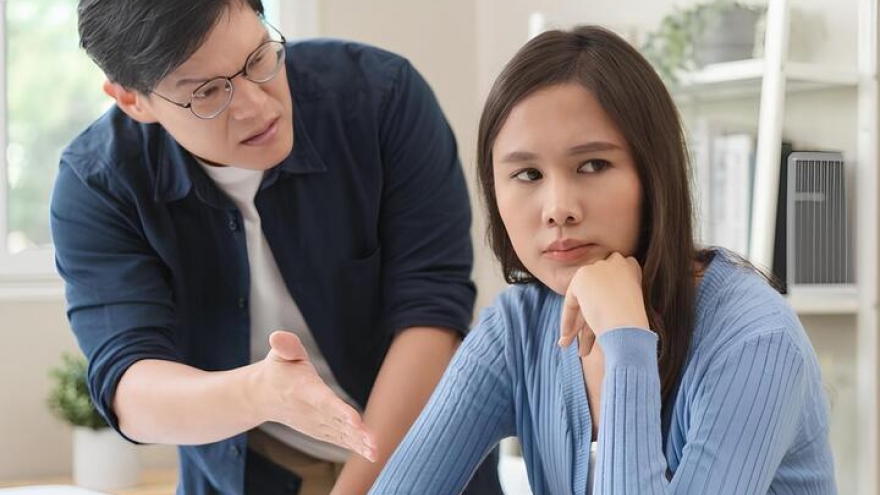 Vợ tôi lương chỉ 8 triệu đồng nhưng mỗi tháng vẫn cho em trai 2 triệu tiêu vặt