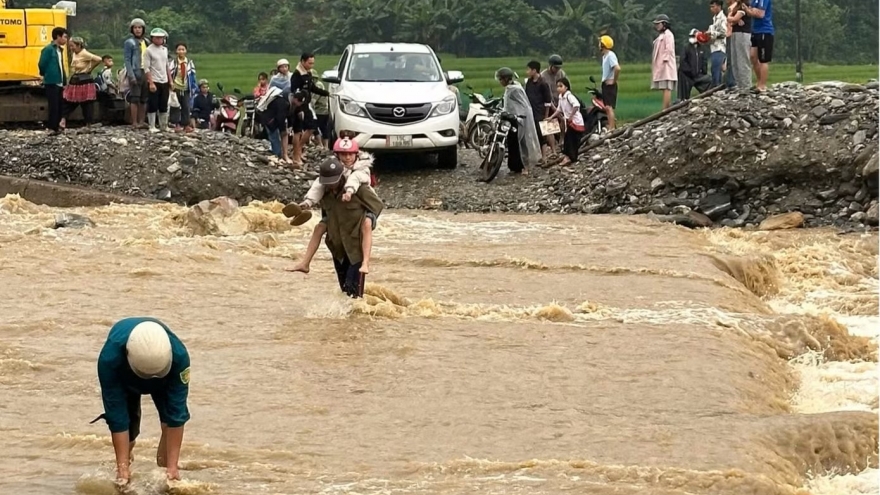 Mưa lớn kéo dài, công an dùng xe chuyên dụng chở học sinh vượt suối đến trường
