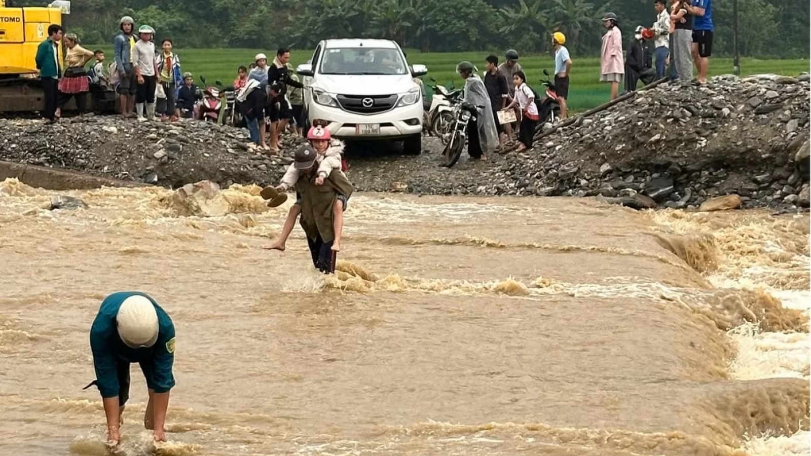Mưa lớn kéo dài, công an dùng xe chuyên dụng chở học sinh vượt suối đến trường