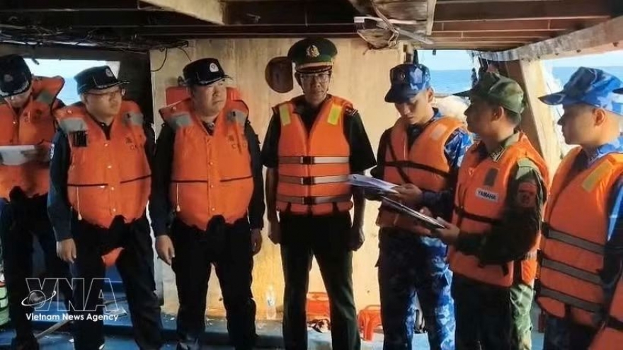 Vietnam hands over rescued fishermen, vessels to Chinese authorities